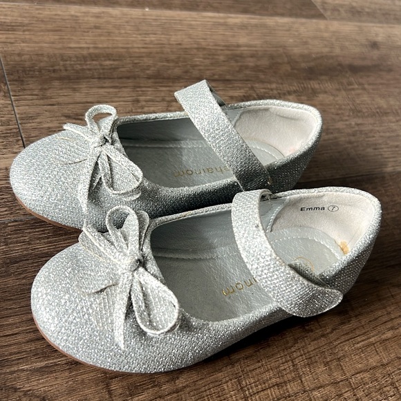 Other - ✨BRAND NEW SILVER SHOES FOR LITTLE GIRL SZ 7✨